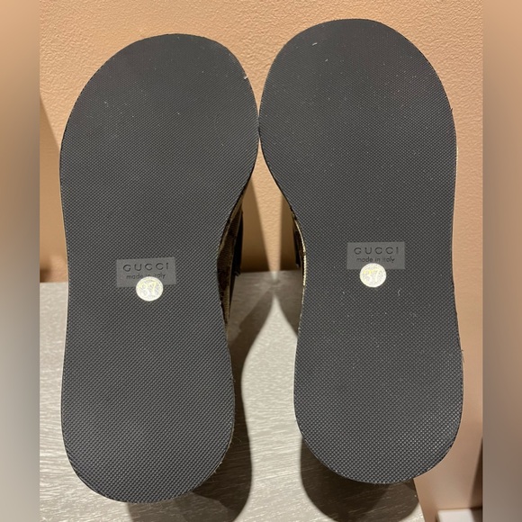 Gucci's signature GG canvas loafers with a platform sole & leather trim. - Picture 6 of 8